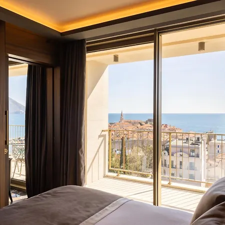 Merit Starlit & Residences מלון 5*